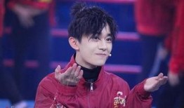 爆料易烊千玺吃辣条视频,明星也爱吃辣条？