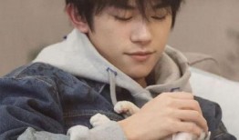 爆料易烊千玺吃辣条视频,明星也爱吃辣条？